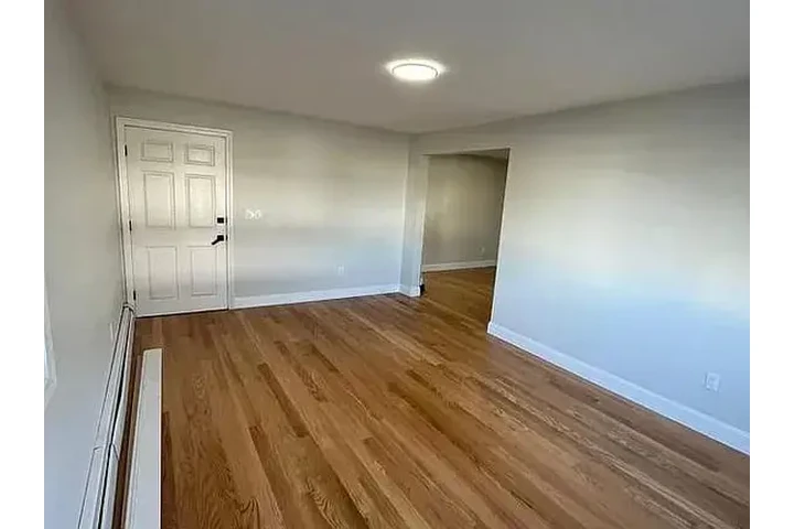 $1300 : Modern 2BR Apartment image 5