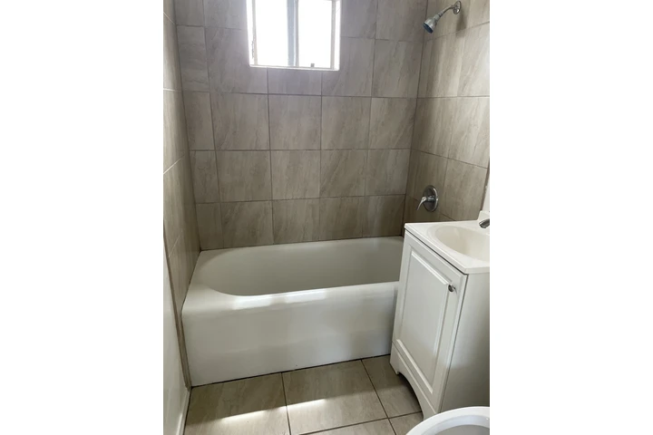 $1250 : Huntington Park Studio Apt image 1
