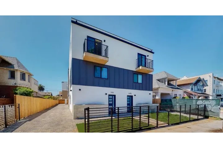 $2300 : 3 Bed 2 Bath Apt in Carson image 1