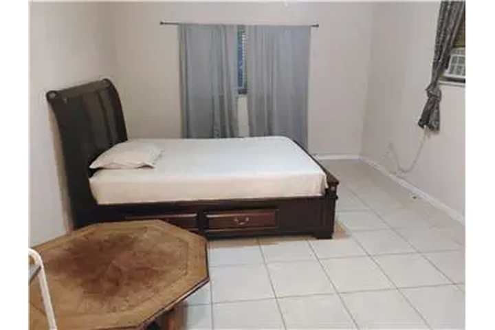 $1250 : Rental property with 1 bedro image 2