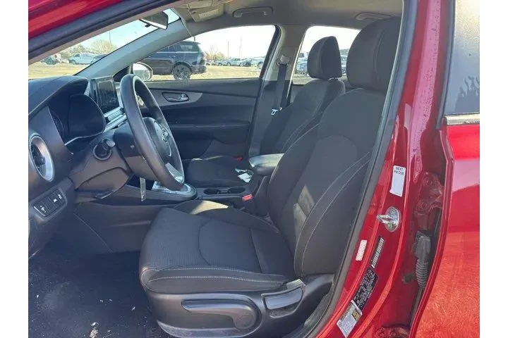 $13982 : Kia Forte 2021 LXS 4dr Sedan image 10