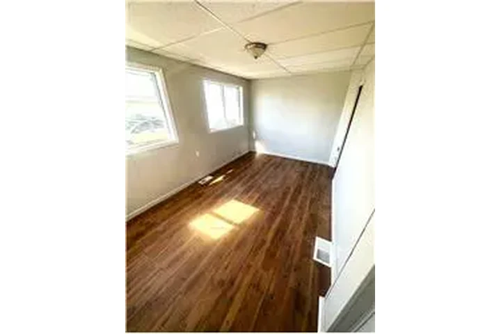 $525 : Rental property with 2 bedro image 3