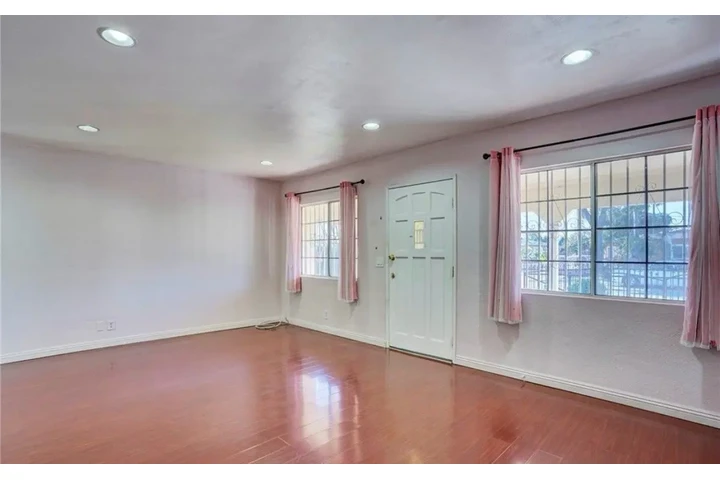 $2490 : 3 Bed 2 Bath In W Pico Blvd LA image 5