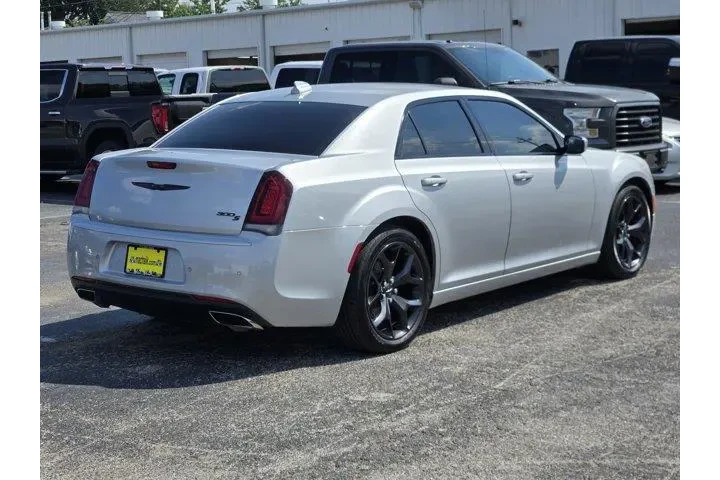 $21991 : Chrysler 300 2021 S V6 4dr S image 4