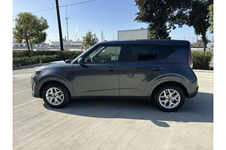 $17670 : Kia Soul 2024 LX 4dr Crossov image 6