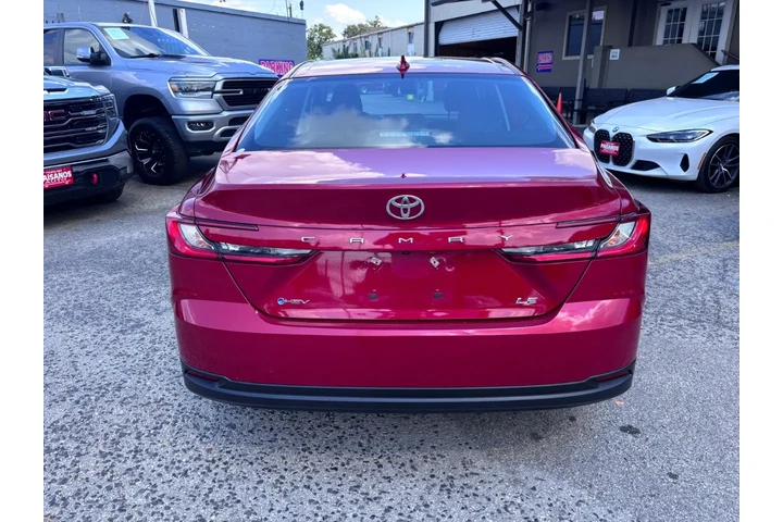 2025 Camry LE image 5