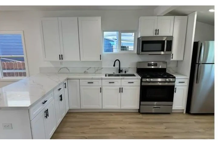 $2000 : 2 Bedroom in South Los Angeles image 5