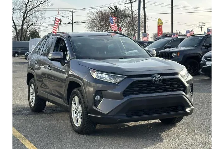 $17995 : Toyota RAV4 2021 AWD XLE 4dr image 4