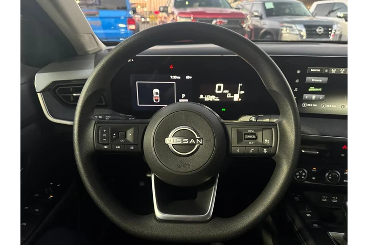 2025 Kicks SV 4WD image 9