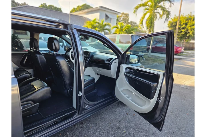 $5700 : Dodge grand caravan image 1