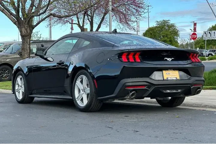 $31995 : Ford Mustang 2026 EcoBoost P image 6
