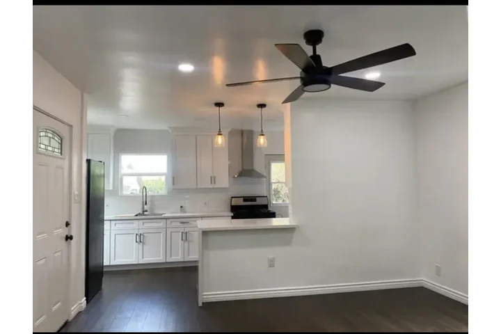 $2200 : Private House image 5