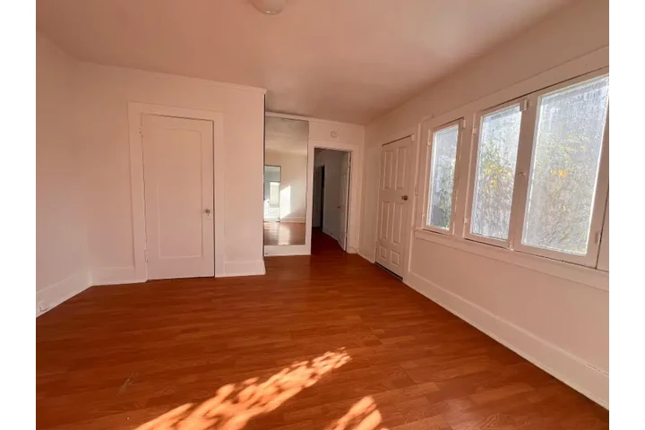 $2700 : 8th Ave image 4