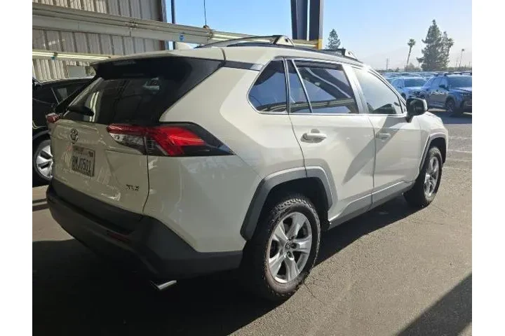 $21800 : Toyota RAV4 2019 XLE 4dr SUV image 2