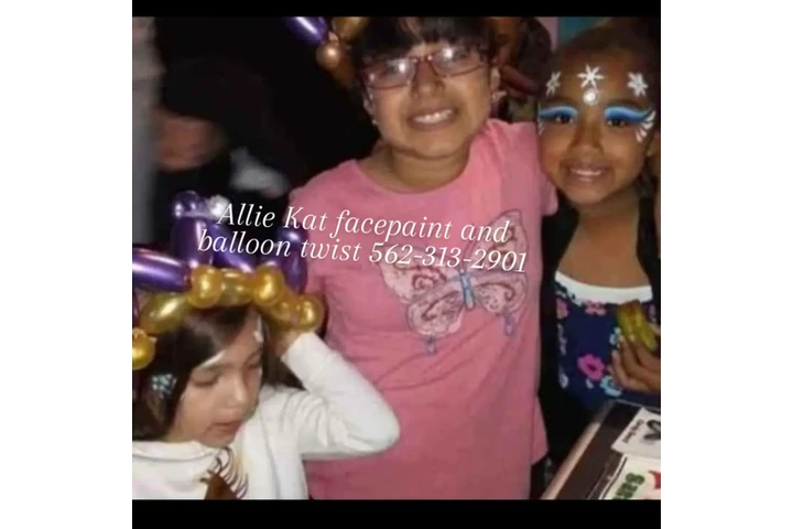 Fiestas! Pinta caritas y globo image 3