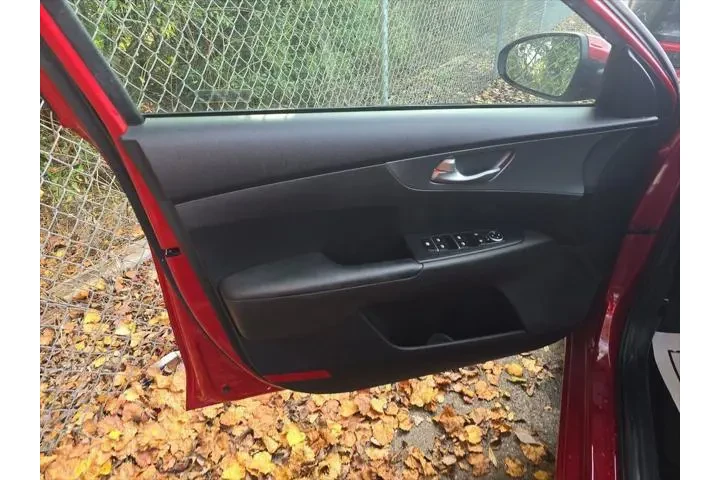 $15984 : Kia Forte 2020 FE 4dr Sedan image 9