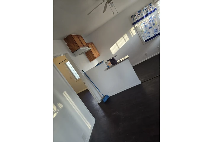 $1400 : Atlantic Ave Y Rosecrans image 2