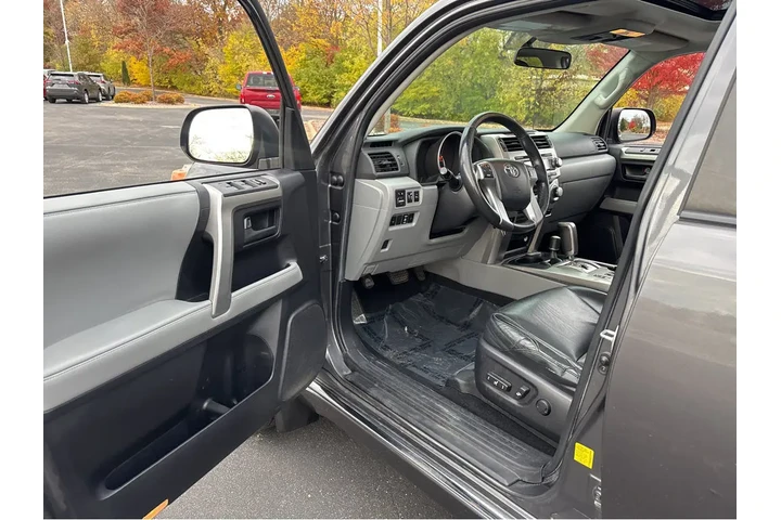 $13992 : 2011 4Runner SR5 image 2