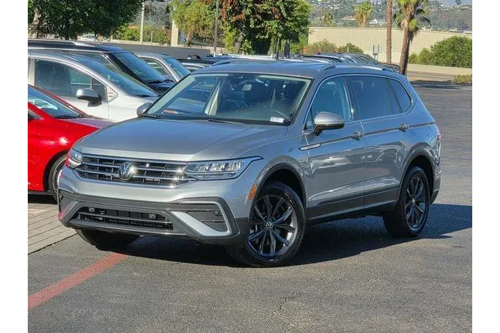 $23499 : Volkswagen Tiguan 2023 SE 4d image 2