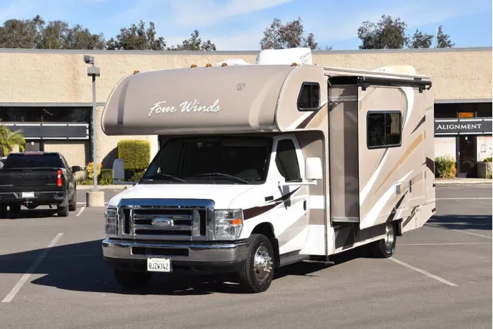 $36999 : 2015 Thor Motor Coach Four Wi image 9