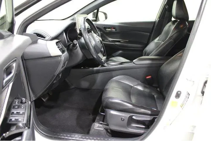 $17989 : Toyota C-HR 2019 XLE 4dr Cro image 3