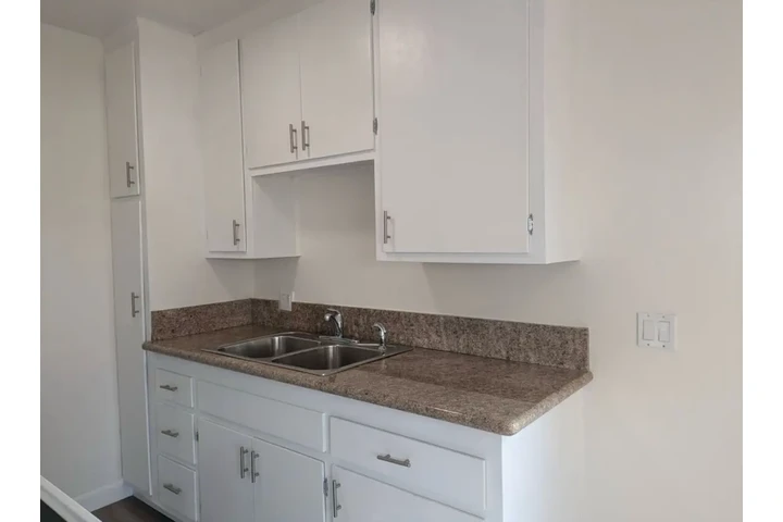 $1899 : 2Bed 1Bath Apt Los Angeles image 4