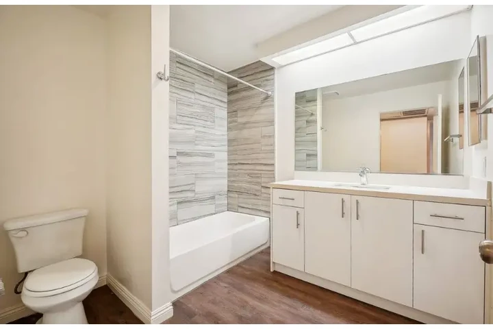 $2350 : Los Angeles image 10