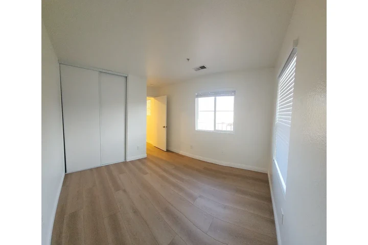 $1400 : Fontana - Renta Listo image 6