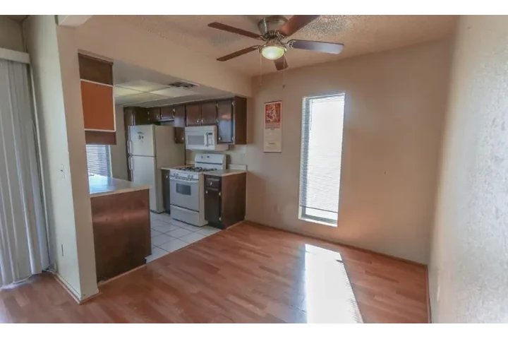 $1250 : Beautiful 3bed Apt in LV image 4
