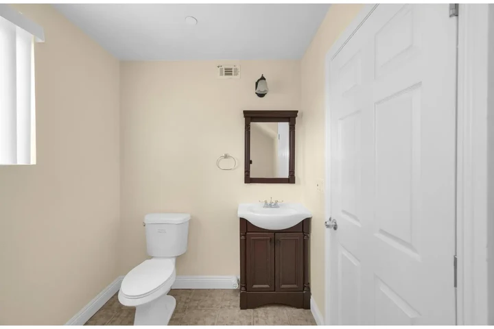 $4500 : Five bedroom 4 bath 4 parking image 5