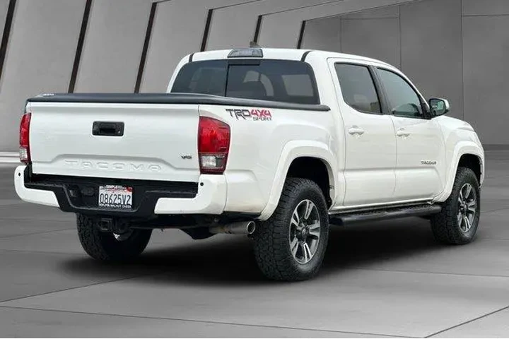 $29900 : Toyota Tacoma 2017 4x4 TRD O image 2
