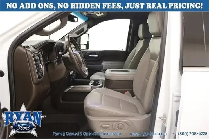 Chevrolet Silverado 2500HD 2 image 10