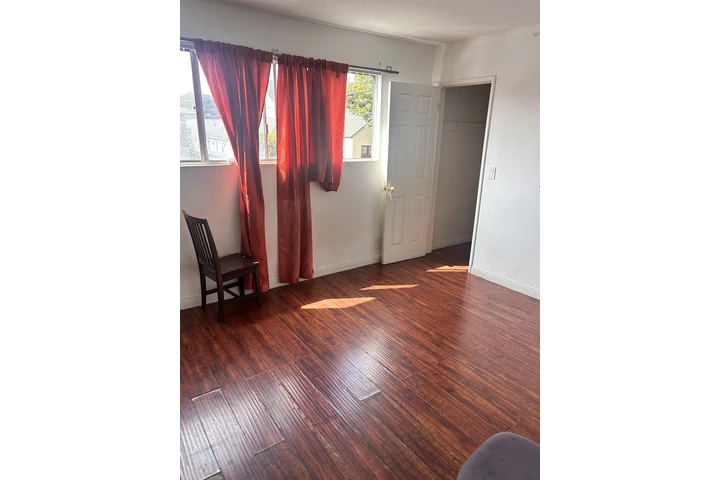 $900 : Cuarto en Midcity image 1