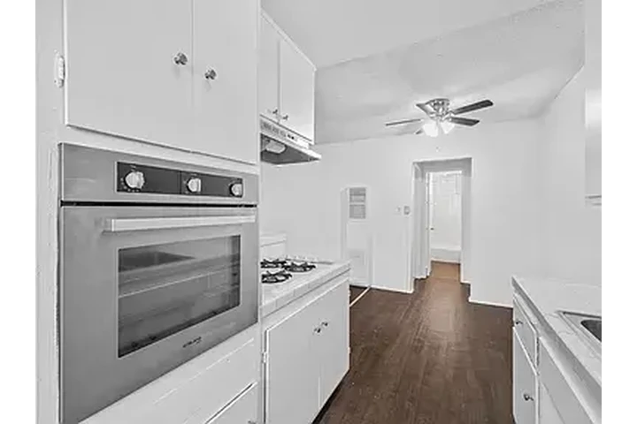 $1000 : Modern 1BD 1BT available image 5