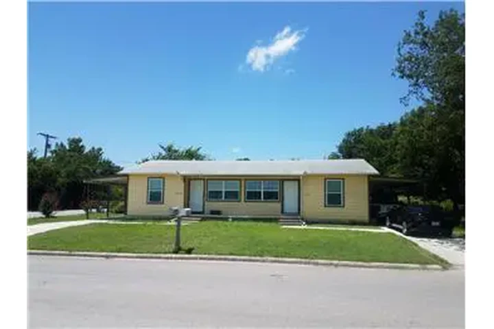 $800 : Rental property with 2 bedro image 1