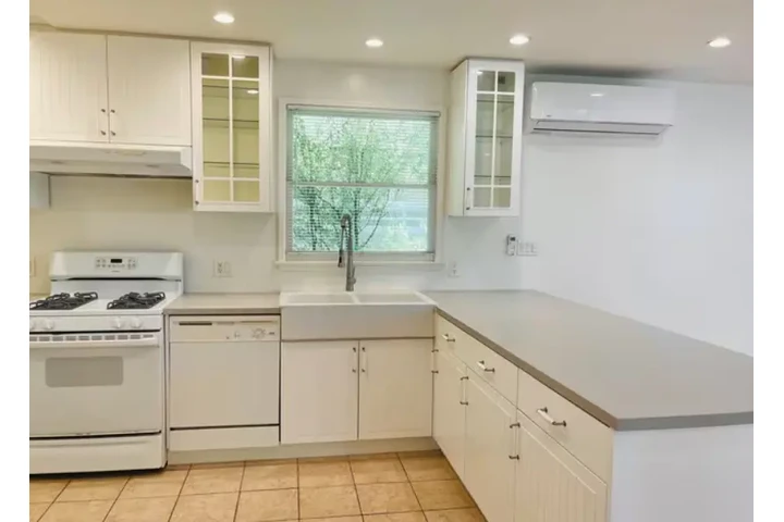 $3600 : 12114 Ohio Ave, Los Angeles CA image 3