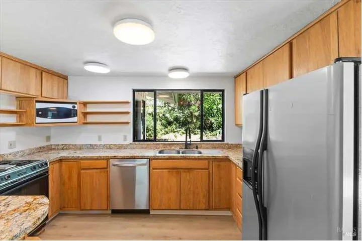 $900 : 3 bedroom and 2 bathrooms image 6
