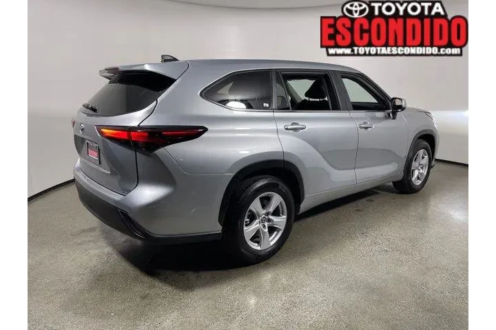$39487 : Toyota Highlander 2025 LE 4d image 3