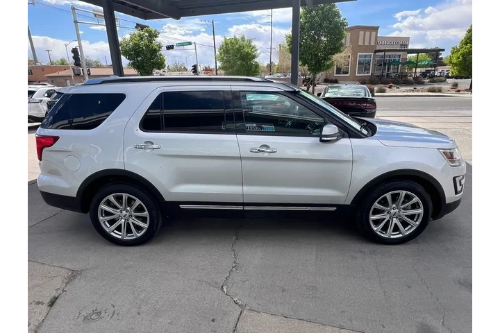 2017 Explorer Limited FWD image 4