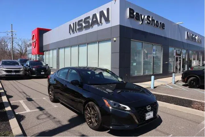 $19701 : Nissan Altima 2025 2.5 SR 4d image 1