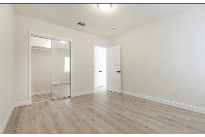 $2050 : 2 Bed 2 Bath Home In south LA image 8