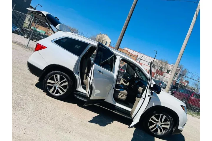$15800 : 2016 Pilot Touring image 8