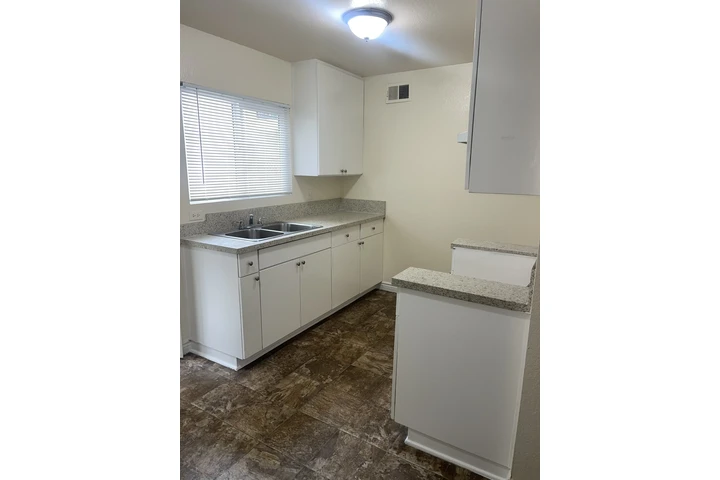 $2400 : AMPLIO APT 2 CUARTOS LYNWOOD image 1