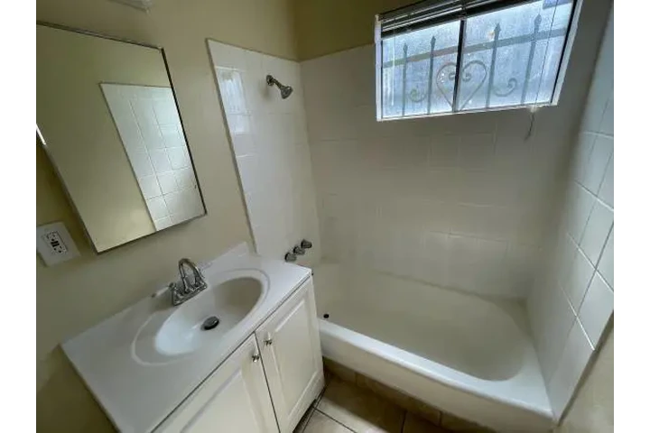 $1890 : 1 BEDROOM LOS ANGELES image 5