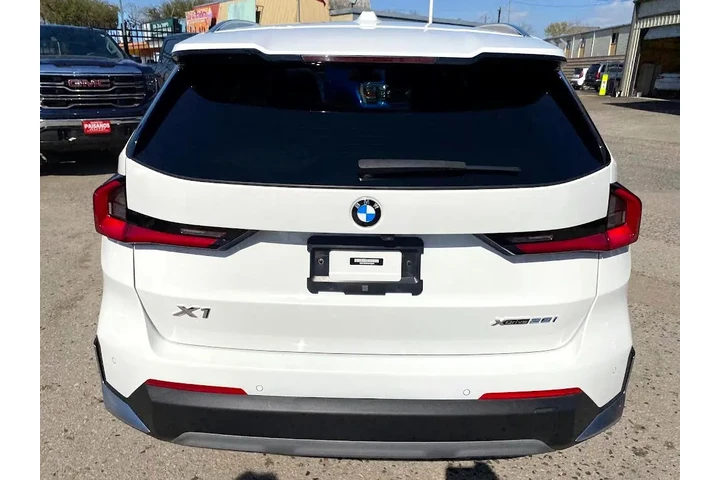2023 BMW X1 xDrive28i image 4