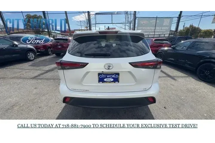 $31388 : Toyota Highlander 2024 LE 4d image 4
