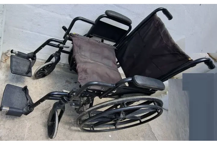 $1550 : SILLA COLOR NEGRA, CON USO, PE image 5