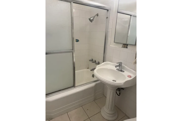 $1800 : Downey - 4 Recamaras image 4