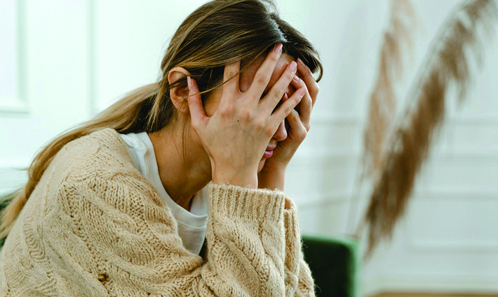 Mujer con dolor de cabeza