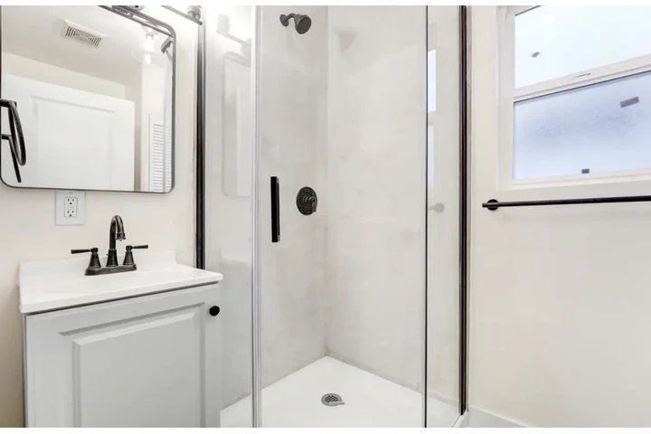 $1900 : 2 Bedroom Apt in Koreatown image 6